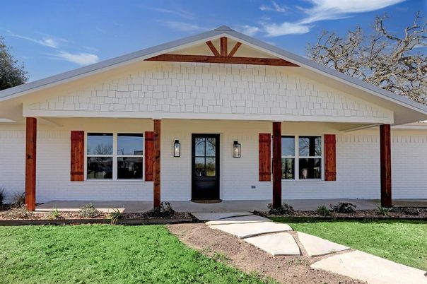 Exterior, Facade, Ranch