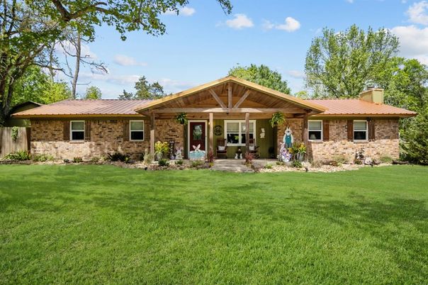 Backyard, Exterior, Facade, Brick Facade, Ranch