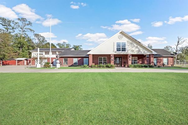 Backyard, Exterior, Facade, Brick Facade, Ranch