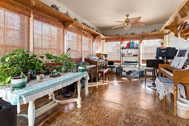 Interior, Piano