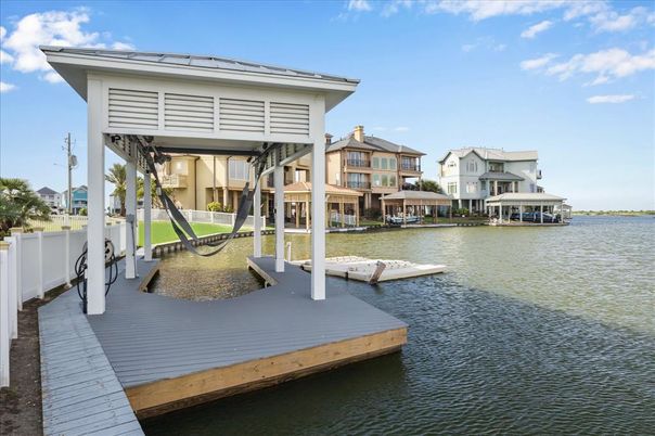 Exterior, Lake