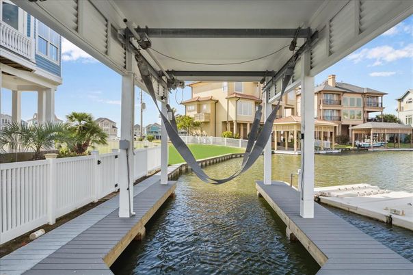 Exterior, Lake