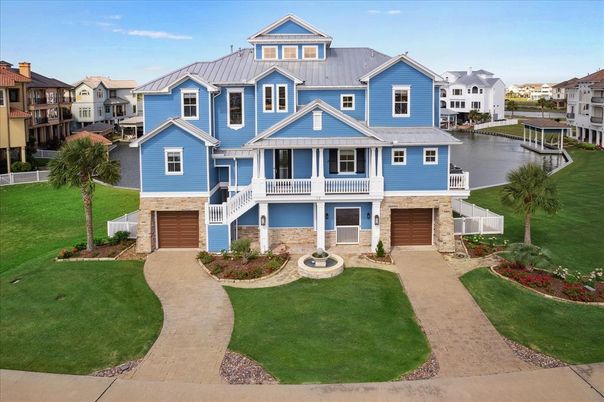 Attached, Exterior, Facade, Water, Queen Anne Victorian