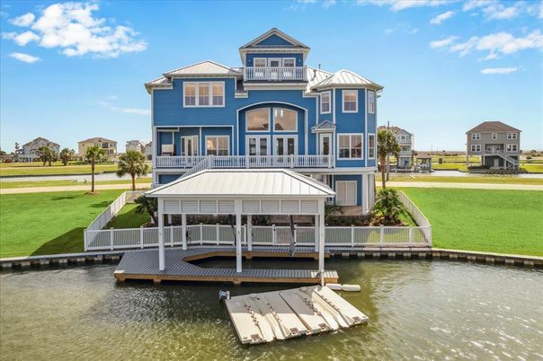 Exterior, Lake