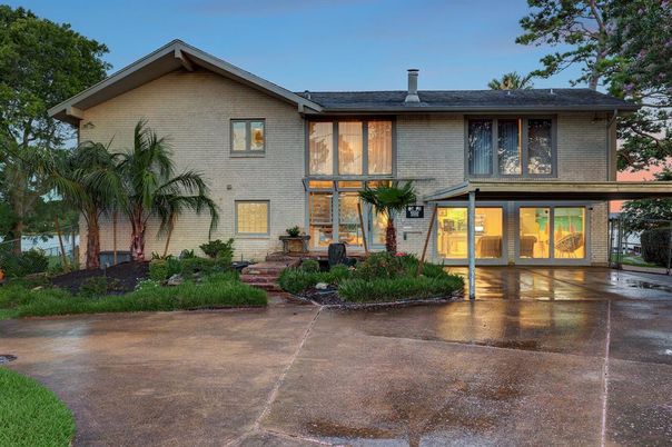 Exterior, Facade, Brick Facade, Split Level