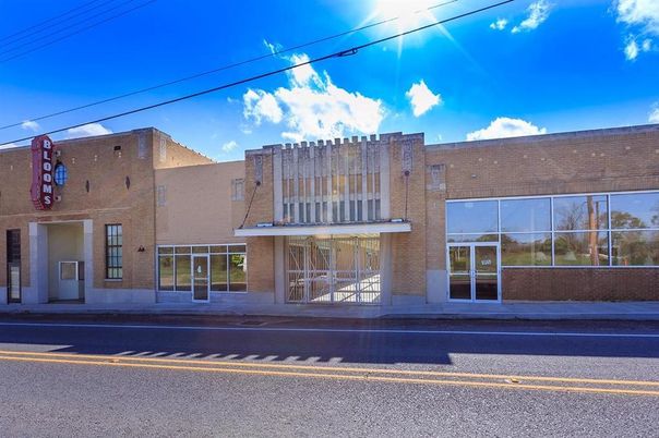 Exterior, Facade, Modern