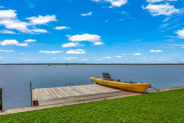 Exterior, Lake