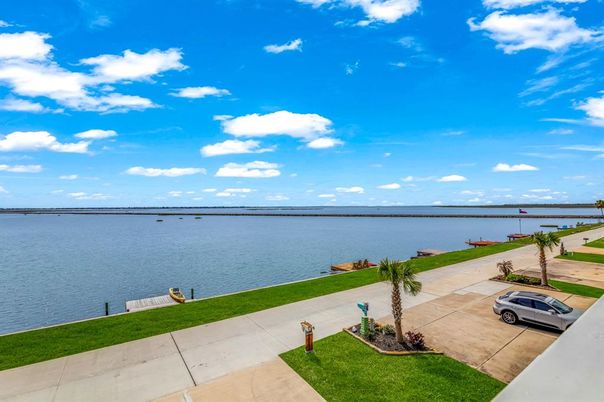 Exterior, Lake