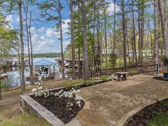 Exterior, Lake