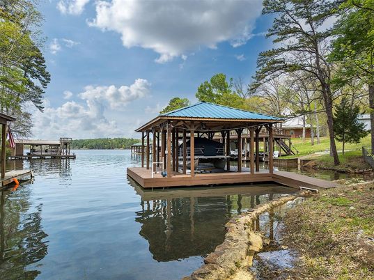Exterior, Lake