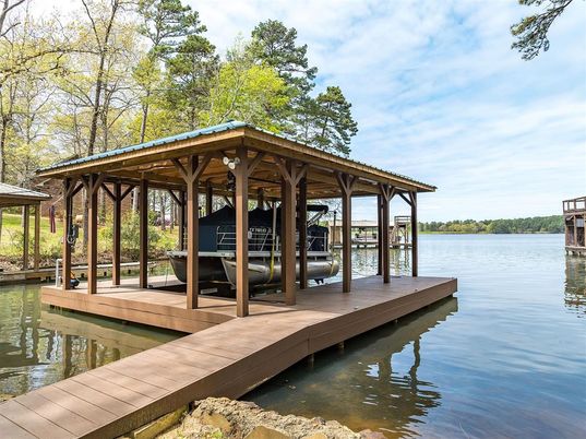 Exterior, Lake