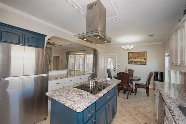 Chandelier, Dining room, Interior, Kitchen, Stainless Steel Appliances