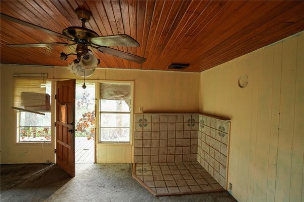 Empty room, Interior, Wooden Ceilings