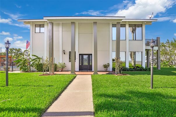 Exterior, Facade, Modern