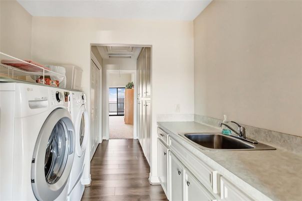 Interior, Washer, Wood Texture Flooring