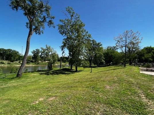 Exterior, Lake