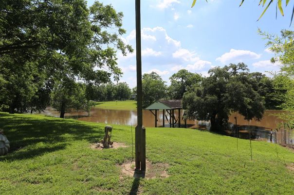 Exterior, Lake