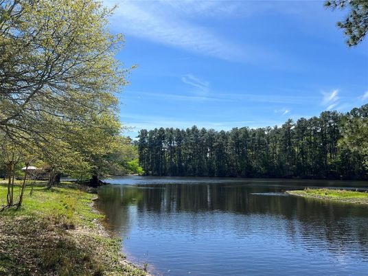 Exterior, Lake