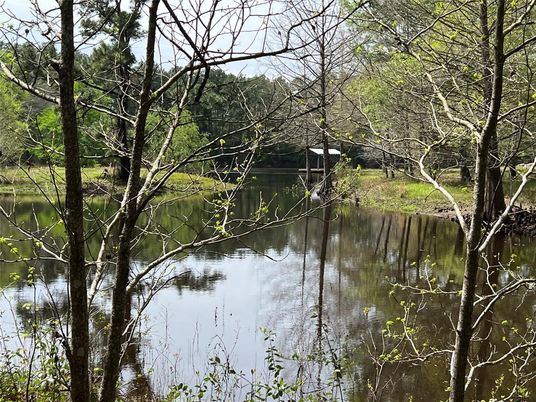 Exterior, Lake