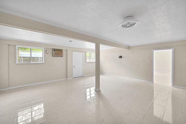 Empty room, Interior