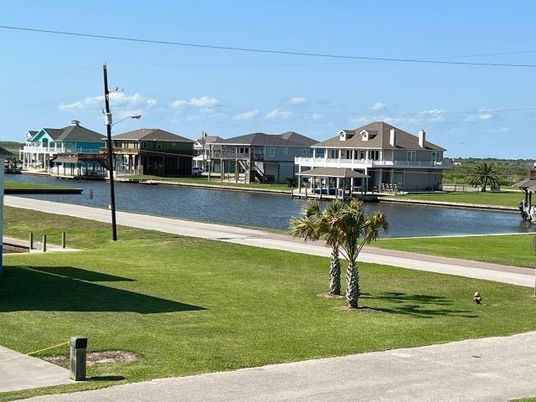 Exterior, Lake