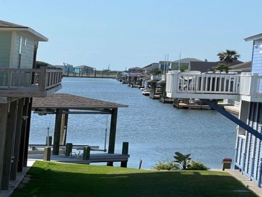 Exterior, Lake