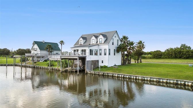 Exterior, Lake