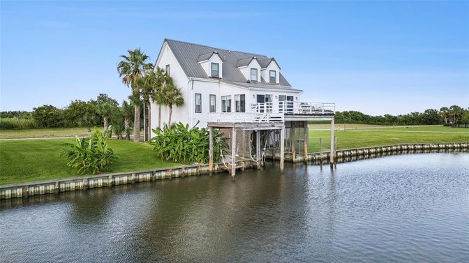 Exterior, Lake