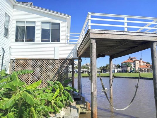 Exterior, Lake