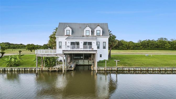 Exterior, Lake