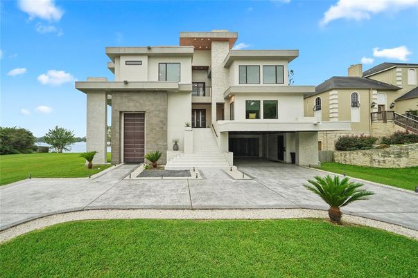 Attached, Backyard, Exterior, Facade, Modern