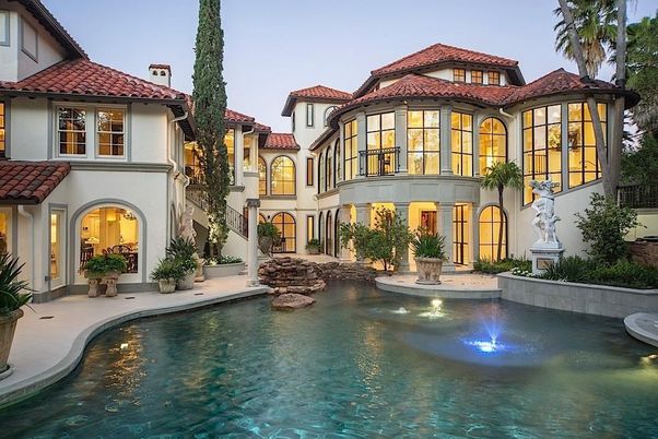 Exterior, Facade, Pool, Mediterranean