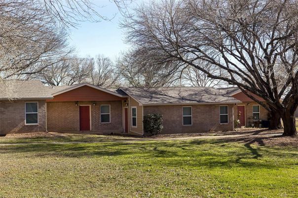 Exterior, Facade, Brick Facade, Ranch