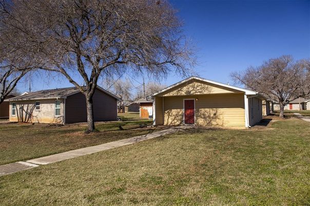 Backyard, Exterior, Facade, Ranch