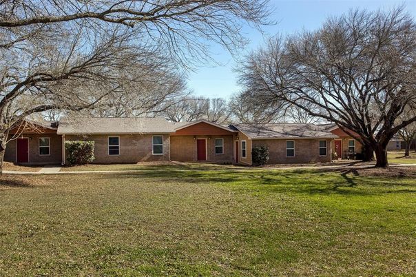 Backyard, Exterior, Facade, Brick Facade, Ranch