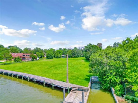 Exterior, Lake