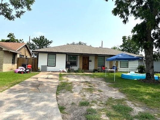 Backyard, Exterior, Facade, Ranch