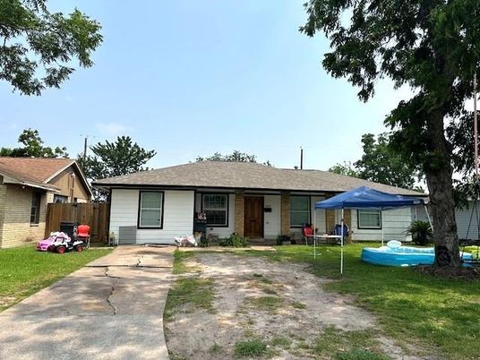 Backyard, Exterior, Facade, Ranch