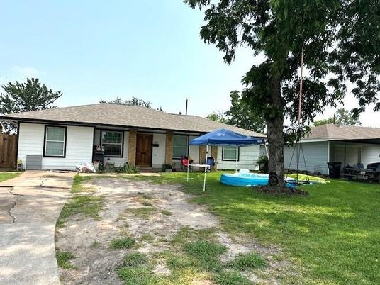 Backyard, Exterior, Facade, Ranch