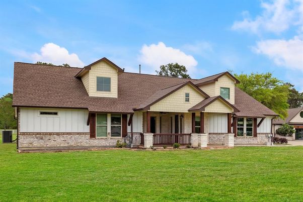 Backyard, Exterior, Facade, Ranch