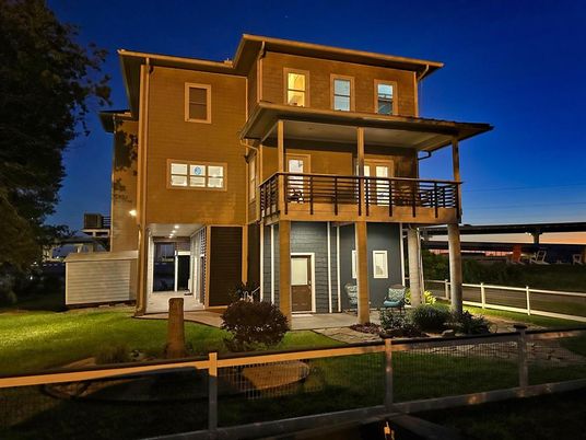 Backyard, Exterior, Facade, Modern