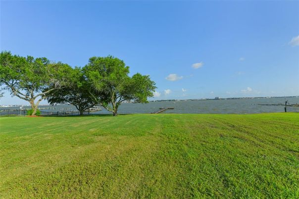 Exterior, Lake