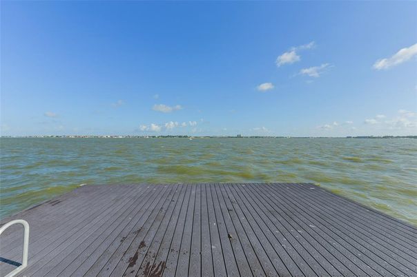Exterior, Lake
