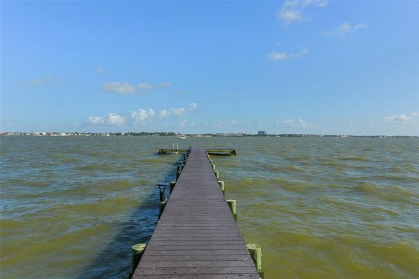 Exterior, Lake