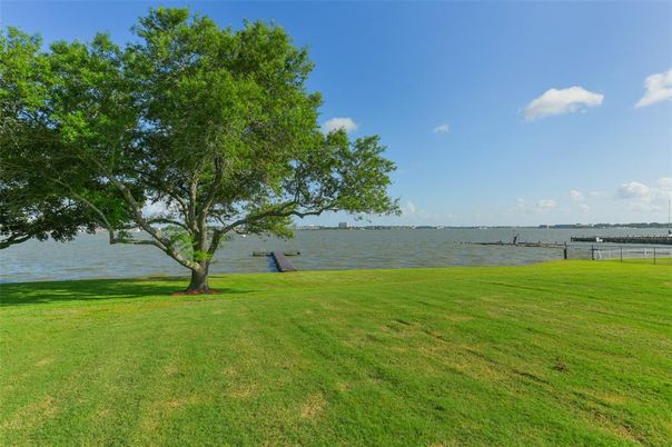 Exterior, Lake