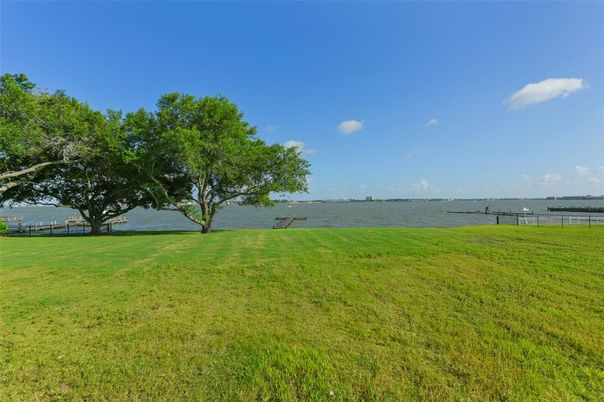 Exterior, Lake