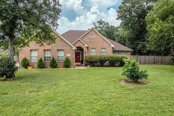 Backyard, Exterior, Facade, Brick Facade, Brick Traditional
