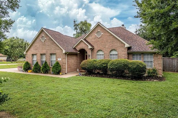 Exterior, Facade, Brick Facade, Brick Traditional
