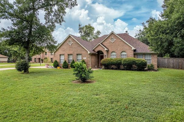 Backyard, Exterior, Facade, Brick Facade, Brick Traditional