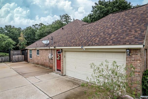 Attached, Exterior, Facade, Brick Facade, Cape Cod